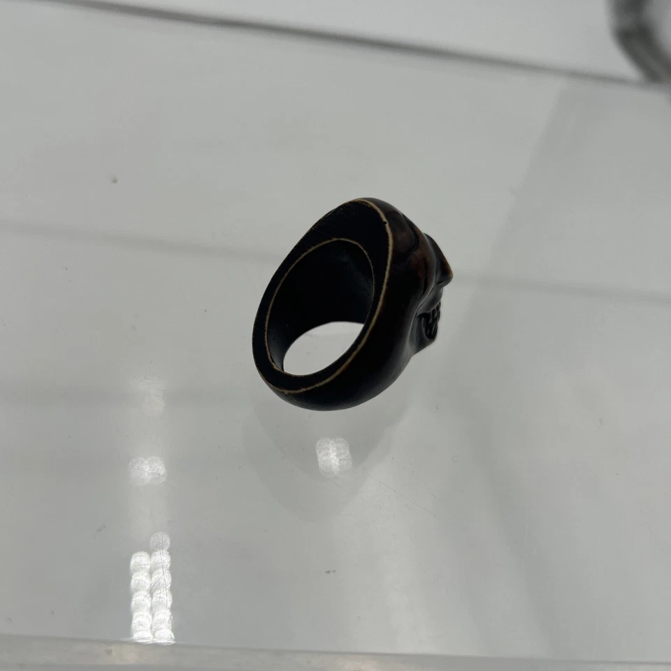 Anillo de calavera de resina unisex (talla 8) - La calavera es de aproximadamente 1-1/4" x 3/4", motociclista, gótico Foto 4 de 4