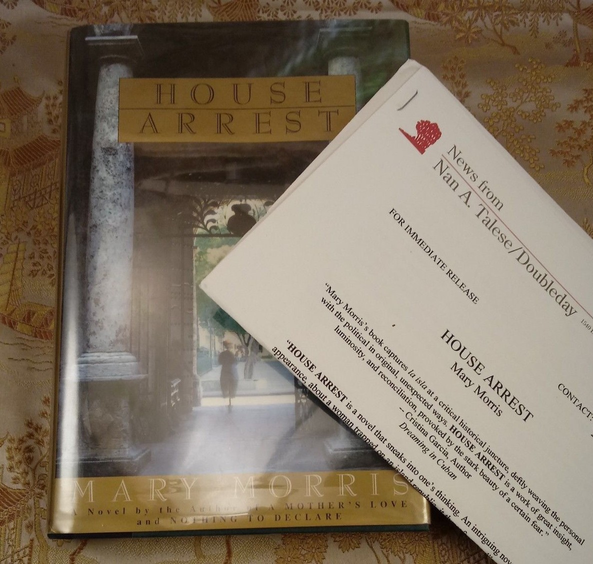 メ田バース家宅侵入禁止 書 House Arrest by Mary Morris First Edition 1996, Hardcover