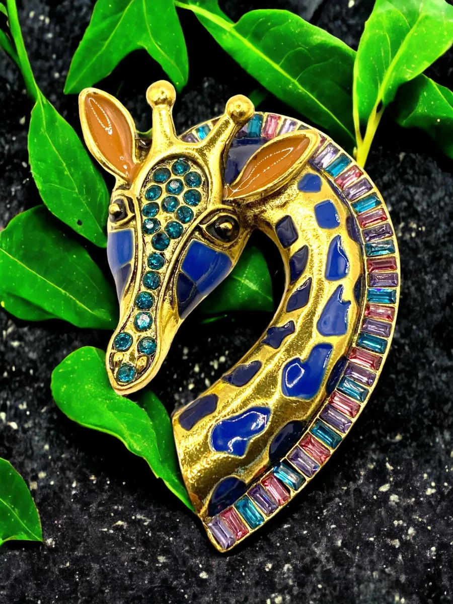Giraffe brooch deals