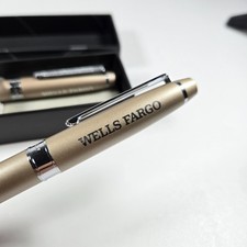 MUY BONITO Juego de 2 Plumas Cortadoras y Buck Banco Wells Fargo Publicidad Regalo Corporativo