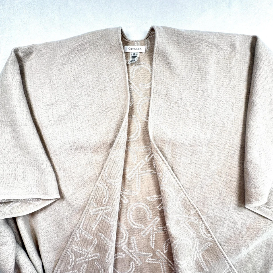 Poncho envolvente de ruana Jacquard logotipo beige tostado beige talla única calvin Klein chal para mujer Foto 4 de 4