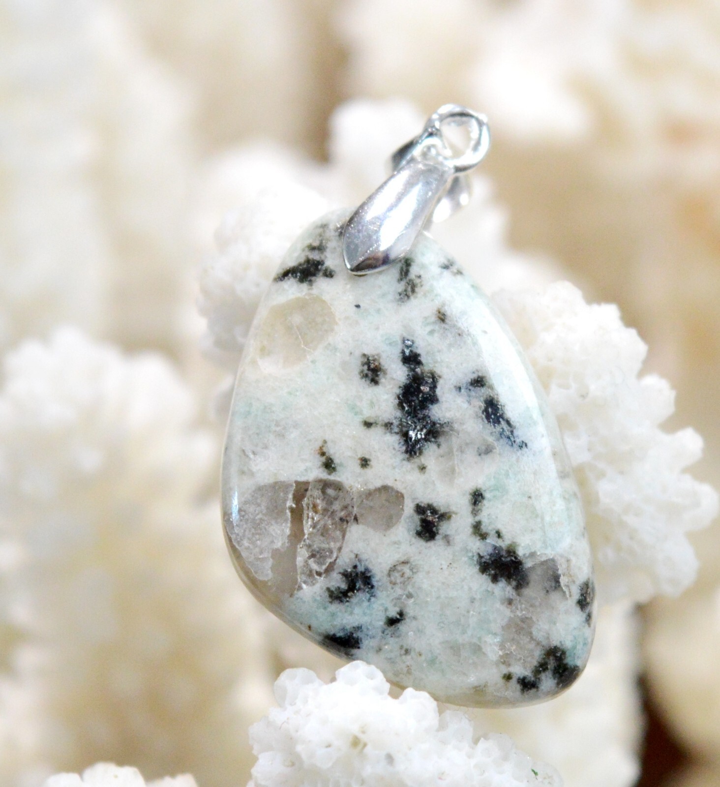 Pendentif jaspe kiwi vert et noir avec cabochon en pierre naturelle pour sublimer vos tenues bohèmes
