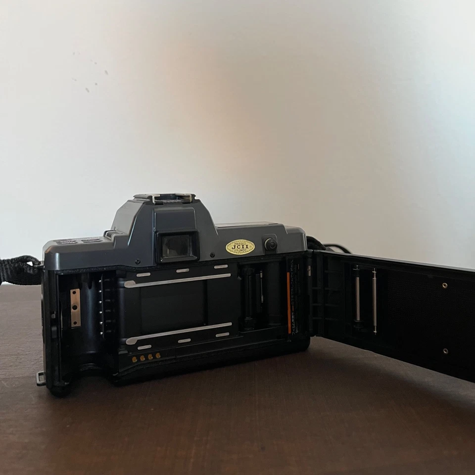 Yashica 230 AF + Obiettivo 50mm f/1.8 Fotocamera Analogica 35mm - Immagine 3 di 4