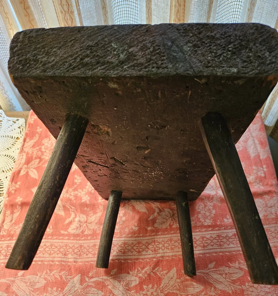 Taburete de madera tallado a mano pintado marrón rojizo antiguo rústico temprano, 14" l, losa 2" superior, 7" h Foto 4 de 4