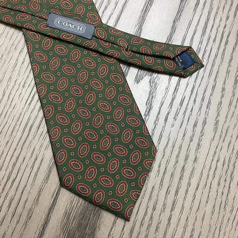 Corbata de Diseñador Coach Medallón Geométrico Verde Seda Italiana Hecha en EE. UU. De Colección Foto 2 de 4