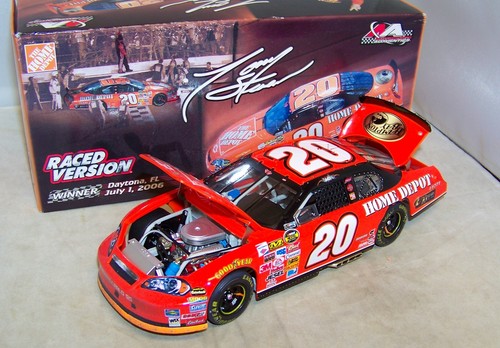 1:24 ACTION 2006 #20 HOME DEPOT DAYTONA 400 RACED WIN TONY STEWART 1/2676 NIB - Imagen 3 de 6