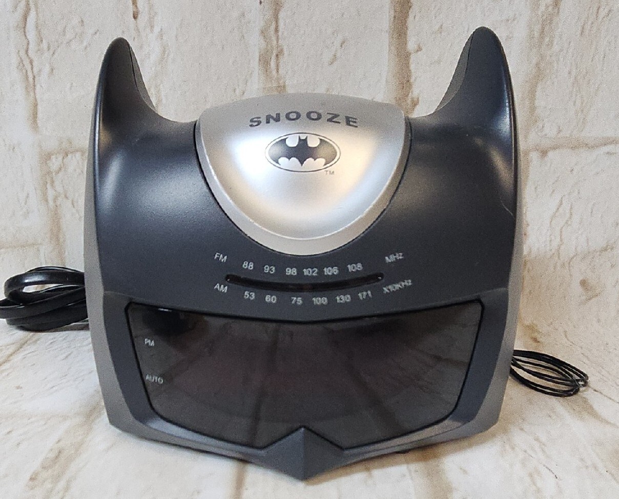 2005 DC Comics Batman Alarm AM/FM Clock Radio with Projector Projection KSM6007