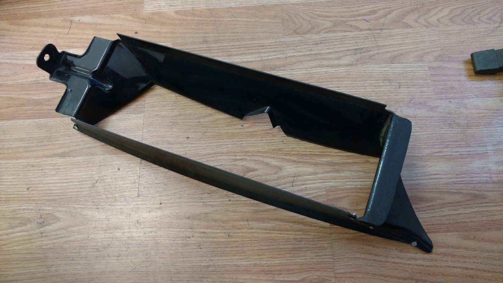 LAMBORGHINI GALLARDO LEFT SIDE OIL COOLER INLET DUCT OEM 400317025