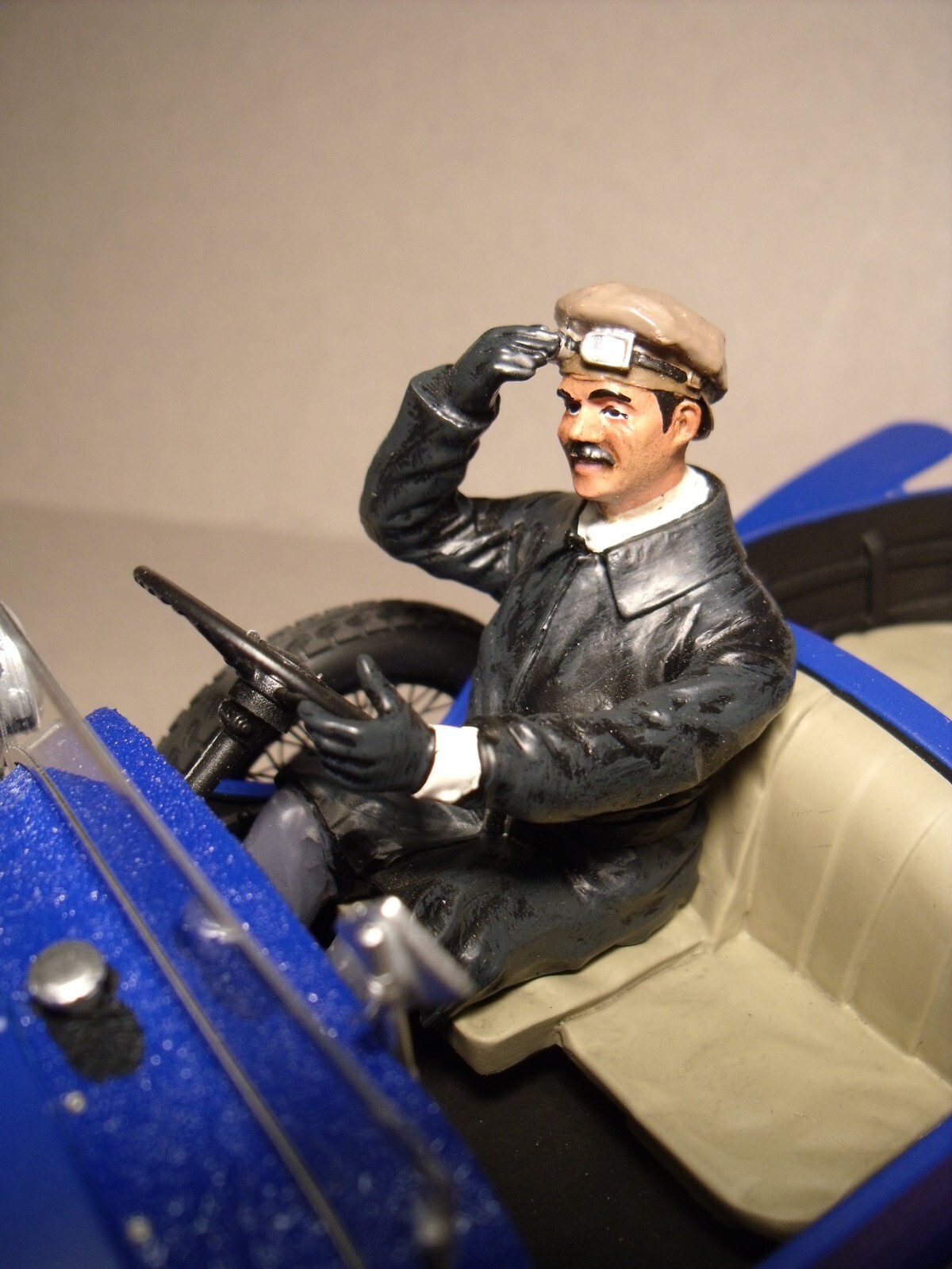 Figurine 1/18 Pilote Chenard 1923 Vroom Miniature Non Peinte pour CMC