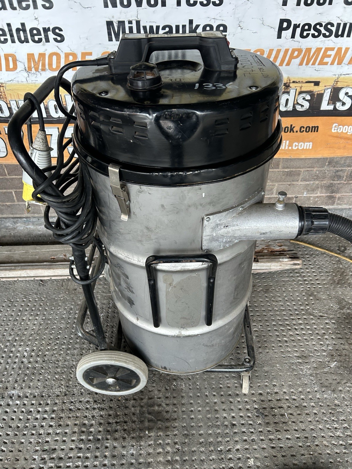Numatic NTT2003 3 motor Vacuum stainless steel bin dust Extractor Vac ...