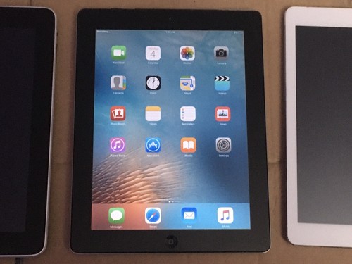 3 Apple iPads, IPad Air 128GB, IPad 1st Gen 32gb And 2nd Gen 64g - Afbeelding 15 van 22