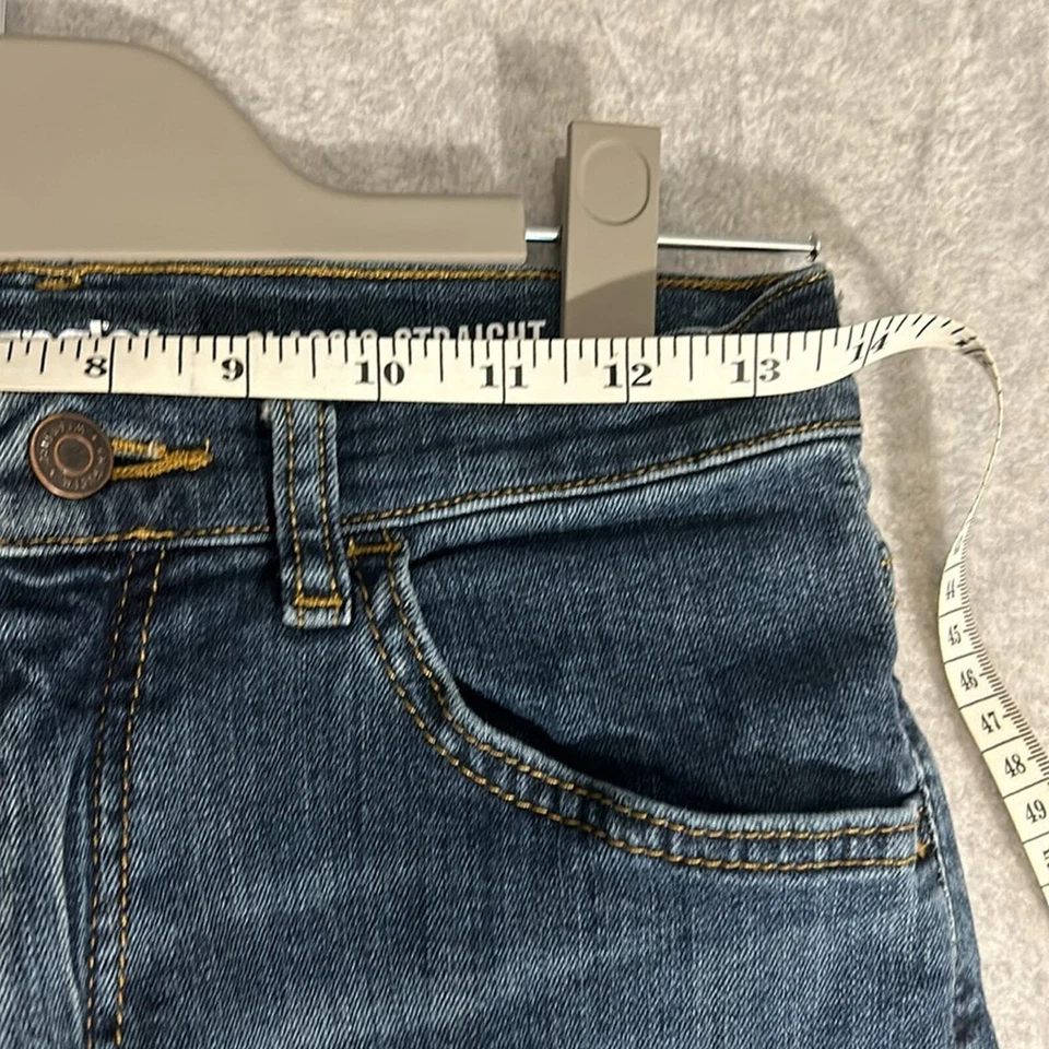 Vaqueros rectos clásicos Wrangler - algunos enganches o signos de angustia Foto 2 de 4