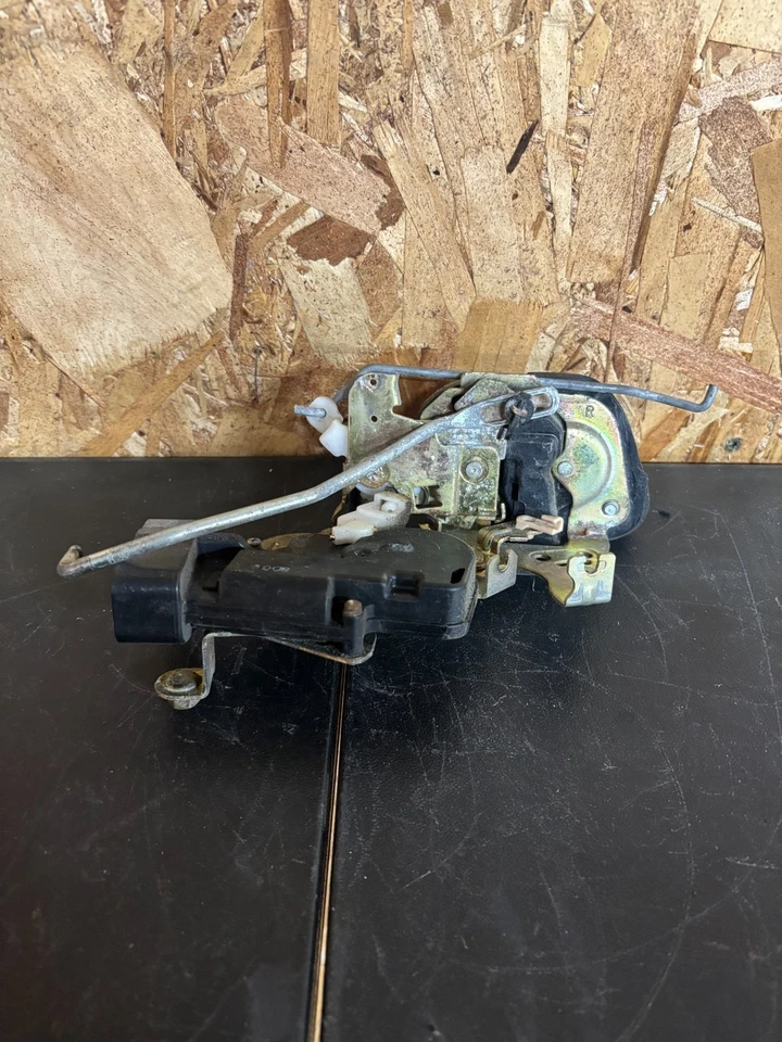 Actuador de cerradura de puerta delantera derecha Toyota Solara 1999-2003 Foto 3 de 3