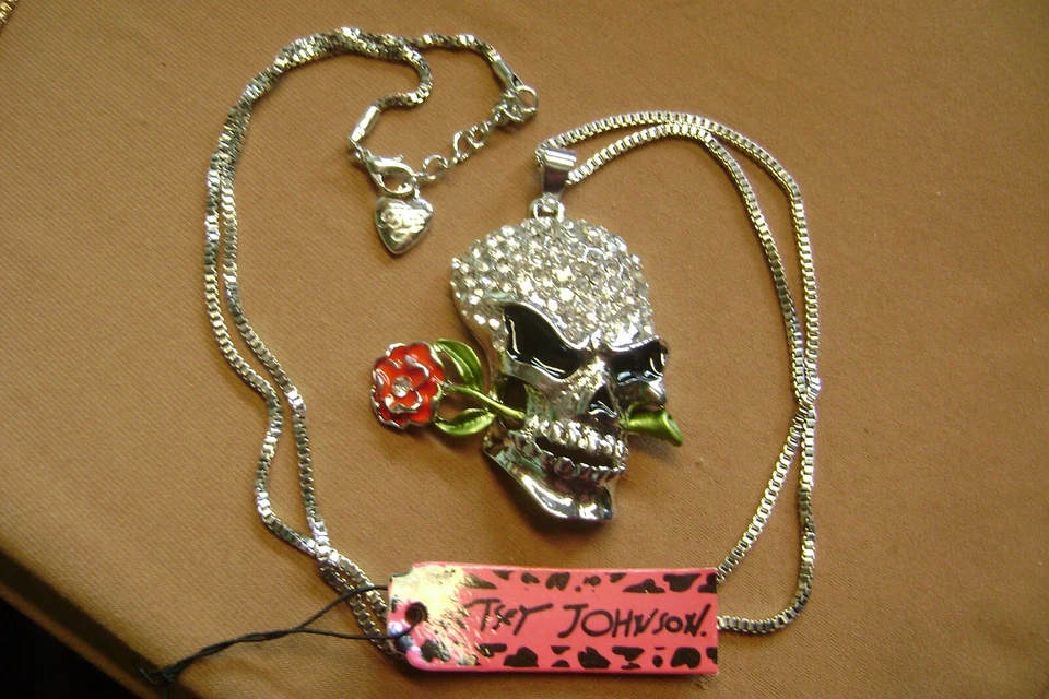 NUEVO CON ETIQUETAS - COLLAR BETSEY JOHNSON CALAVERA CRISTAL Y TONO PLATA ROSA - VENDEDOR DE EE. UU. Foto 2 de 4