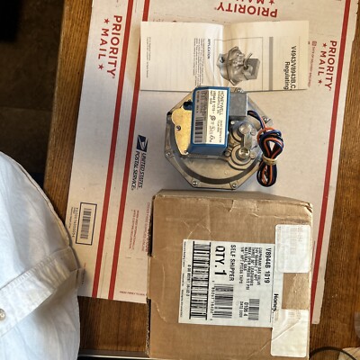 Honeywell V8944B1019 1 inch Diaphragm Gas Valve, 24 VAC 2 Stage Nat Gas LPU NEW