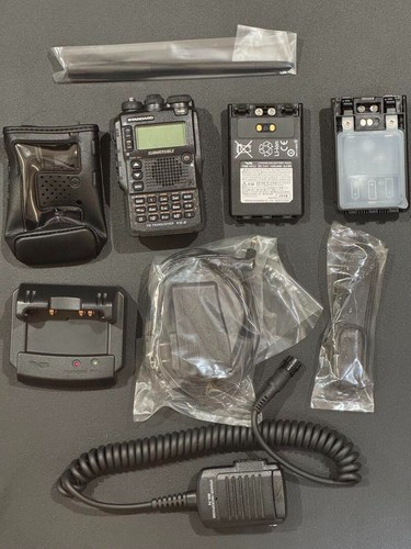 YAESU STANDARD VX-8D 50/144/430MHz Wodoodporny nadajnik-odbiornik Doskonały używany - Zdjęcie 2 z 10