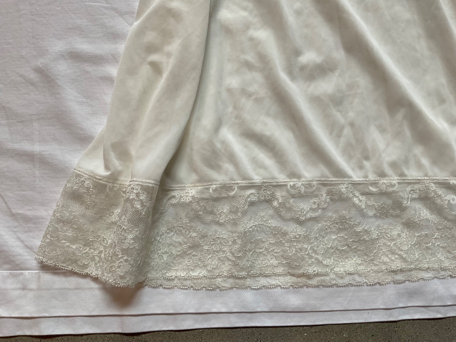 LUXITE by Kayser Vintage Women's Nightgown size 36 white cream Lace  Cottagecore