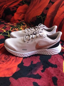 nike revolution 5 barely rose