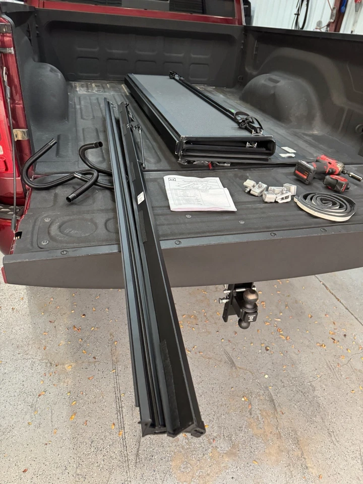 Cubierta rígida triple plegable de 6,4 ft para Dodge Ram 1500 2009-2025 en la parte superior Foto 3 de 4