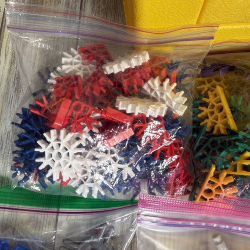 Lot Vintage 1992 K'NEX Yellow Box Hard KNEX Carrying Case w/ Pieces & Book - Picture 4 of 12