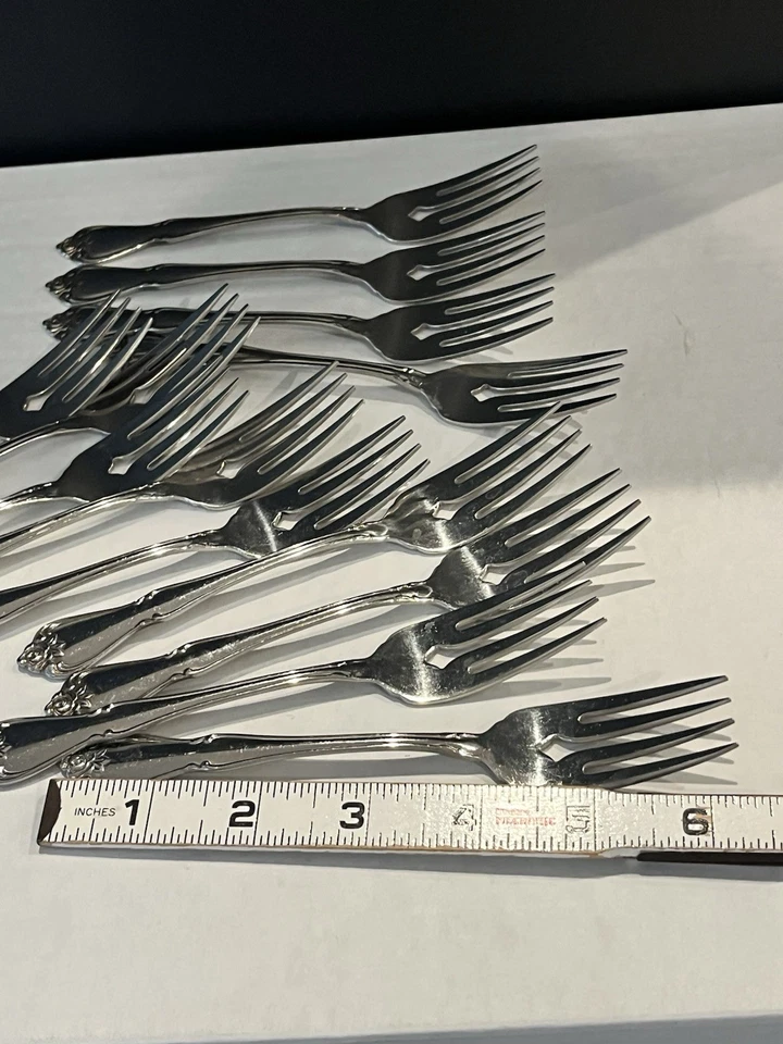 "Tenedores de cena (pequeños) 1881 Rogers Arbor Rose acero inoxidable brillante $3 cada pieza, 6 1/4""" Foto 3 de 3