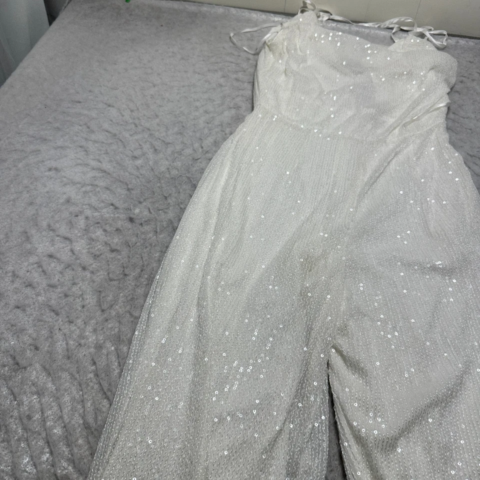 Mono de fiesta Lulu's Glamorous Spirit blanco lentejuelas sin tirantes para mujer talla mediana Foto 3 de 4