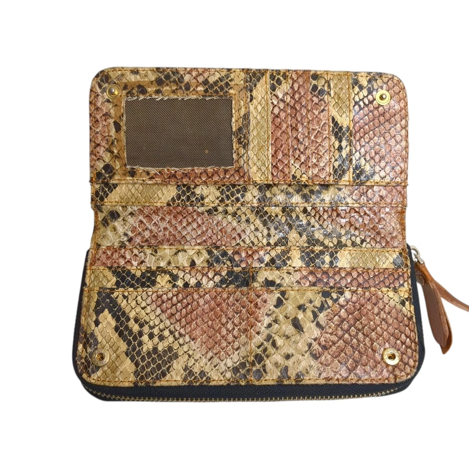 Muñequera Kenneth Cole Reaction de cuero marrón con cremalleras interiores de piel de serpiente Foto 3 de 4