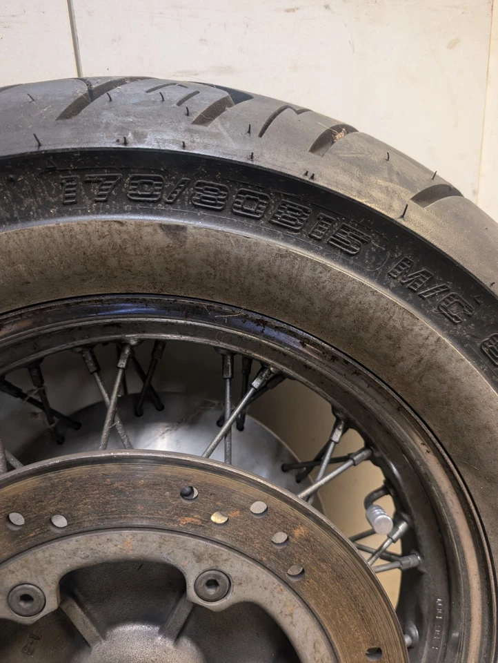 Llanta trasera Honda Shadow Aero 1100 VT1100C2 1996 con neumático de pared blanco y rotor Foto 4 de 4