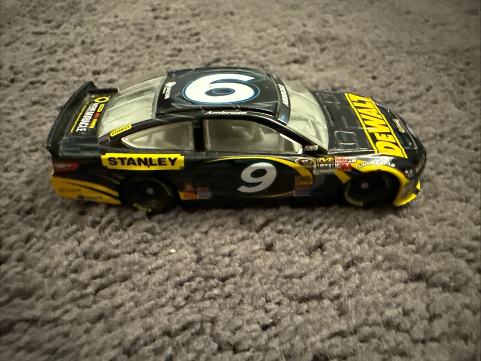 1/64 动作赛车 Marcos Ambrose 2013 DEWALT 儿童奇迹网络散装 — 第 3/4 张图片