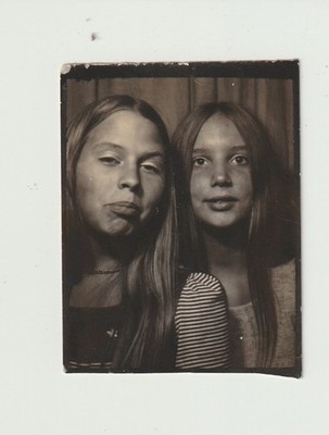 VINTAGE PHOTO BOOTH - CUTE YOUNG GIRL FRIENDS