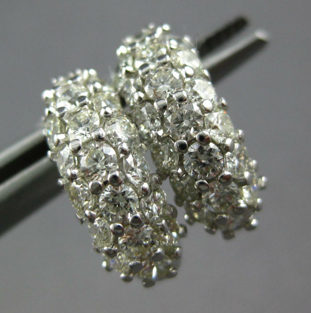 FILA ORECCHINI A CERCHIO HUGGIE ESTATE LARGHI 1 46 CT DIAMANTE ORO BIANCO 14KT 3D 3 FILE