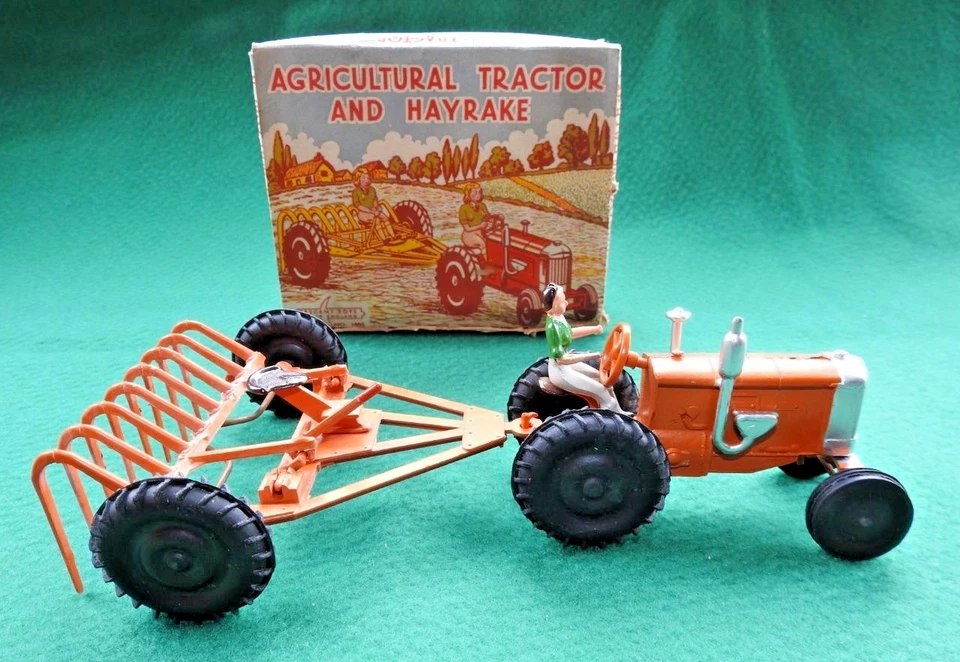 CRESCENT TOYS RARE VNM BOXED 1948 AGRICULTURAL TRACTOR & HAYRAKE SET No.1802 - Image 4 of 4