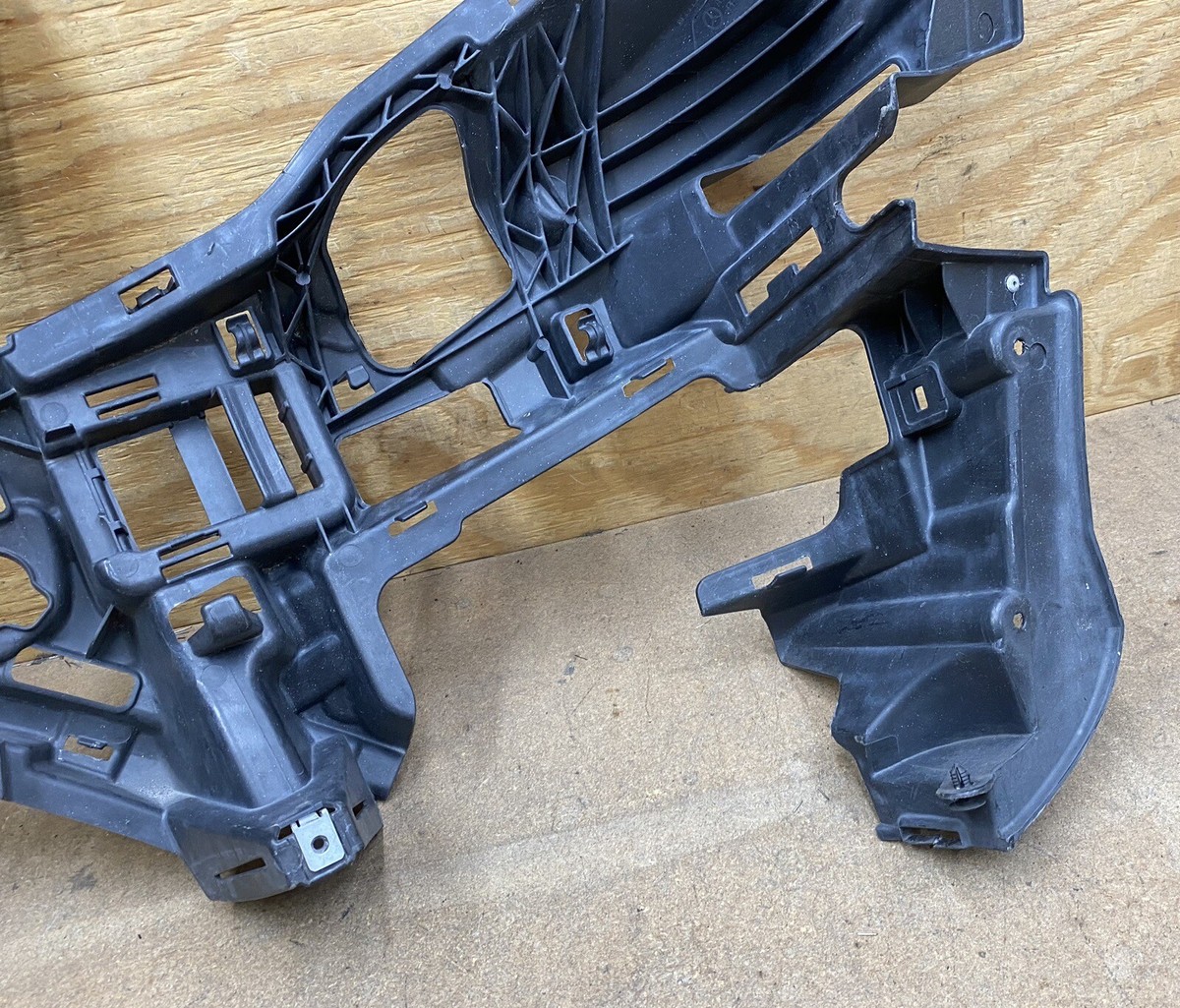 Front Driver Side Bumper Bracket For Mercedes GLK350 2013-2015 – Evan-Fischer 15190796, OE 2048855965