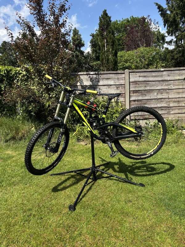 Scott Gambler 720 (2015) DH Mountain Bike - 27.5” Small Frame