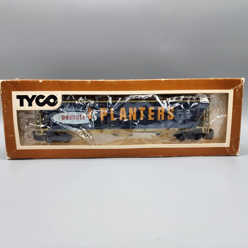 Tyco HO Scale Planters Peanuts 3-Bay Covered Hopper Freight Train Car C-8 - Picture 8 of 10