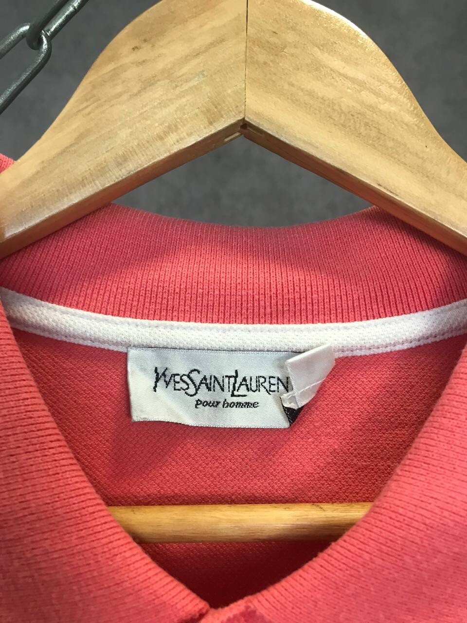 Polo K YSL Yves Saint Laurent di design con logo