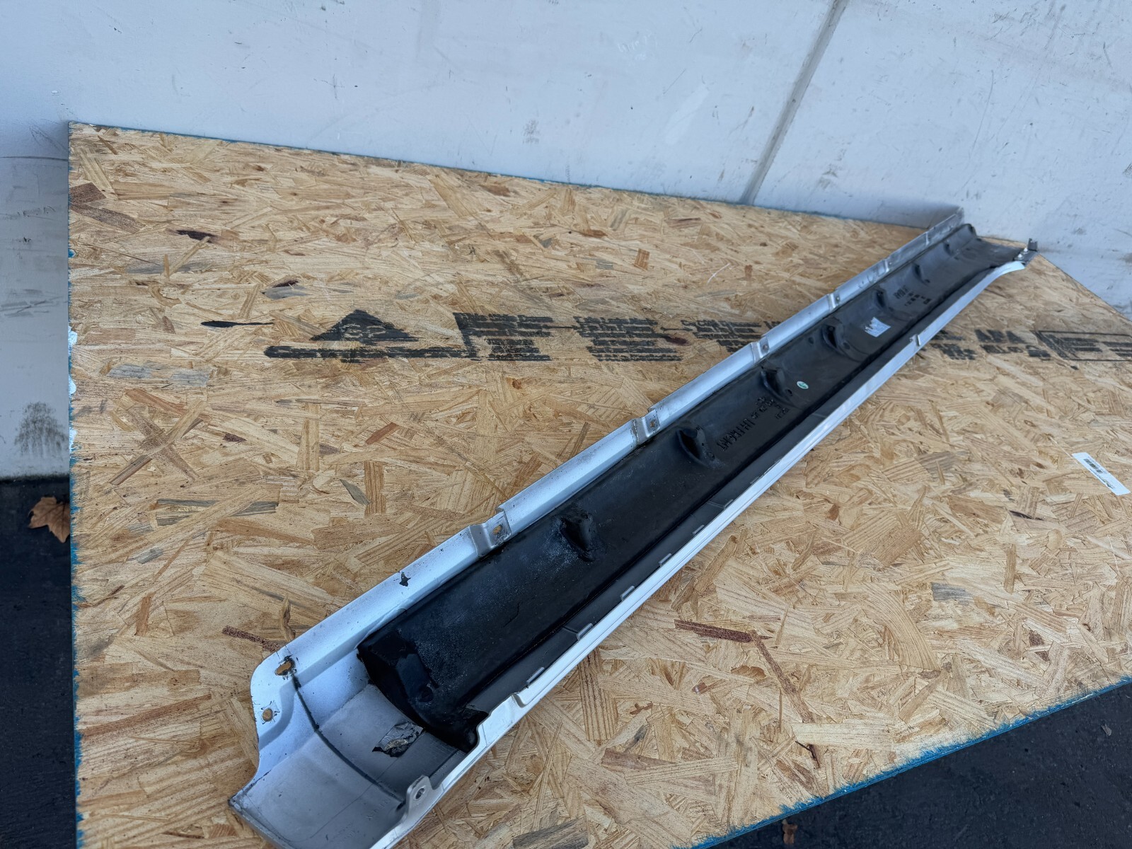 LEFT SIDE ROCKER PANEL SKIRT MOLDING BENTLEY FLYING SPUR OEM (2013-2018)