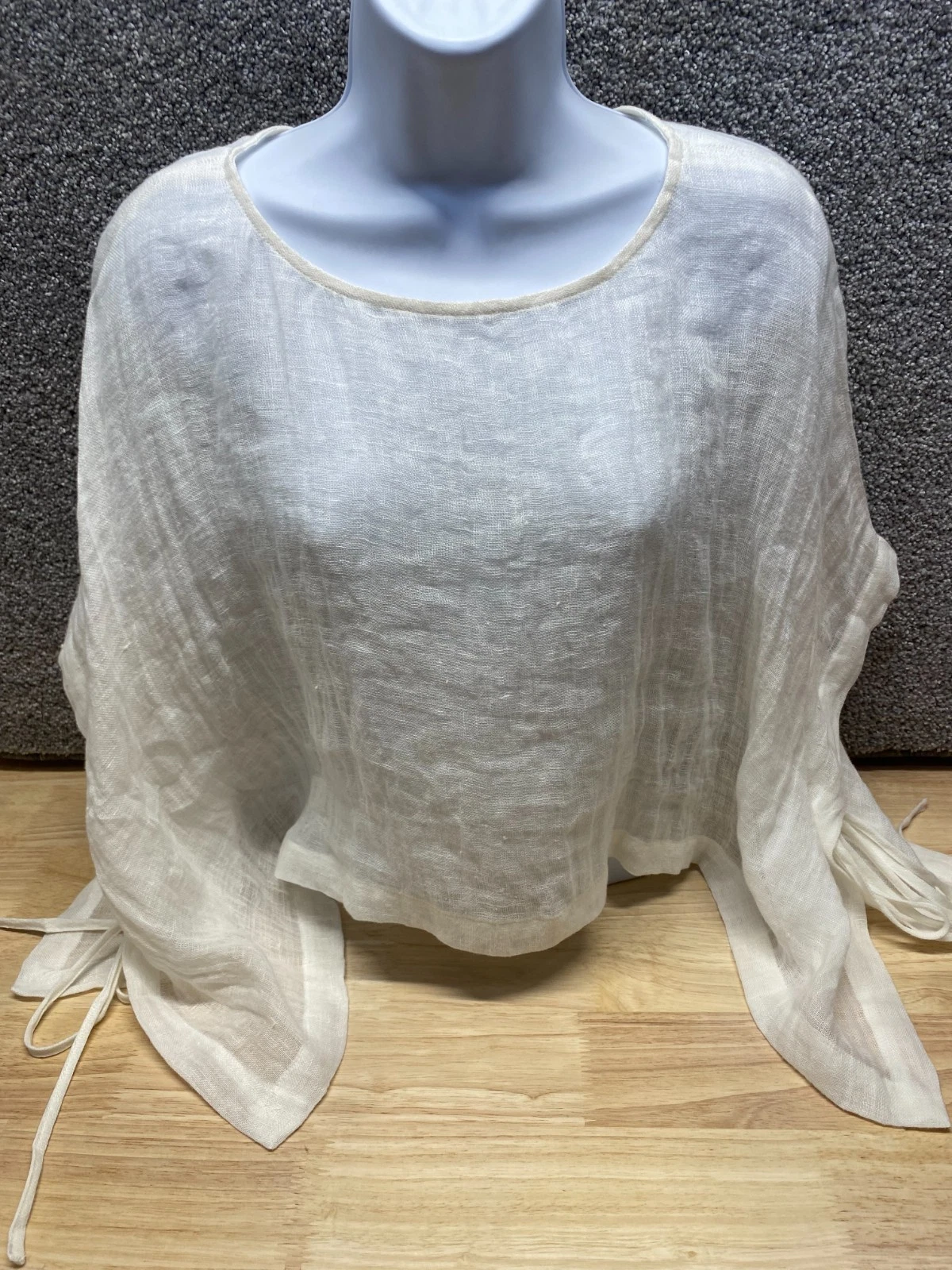 Eileen Fisher Organic Linen Gauze Poncho Boxy Fit Cropped Bateau Neck Small/Med
Opens in a new windo