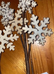 Primitive Snowflake Picks And Metal Snowflake Garland