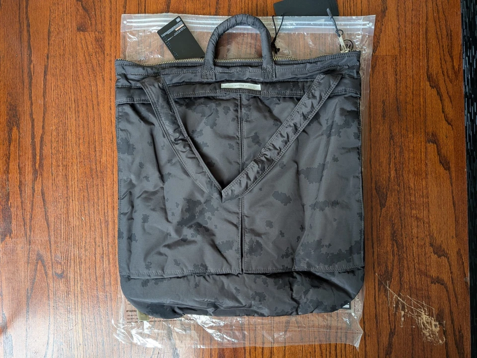 Porter Yoshida & Co X Vecindario Tanquero Casco Bolso Carbón Camuflaje Foto 2 de 4