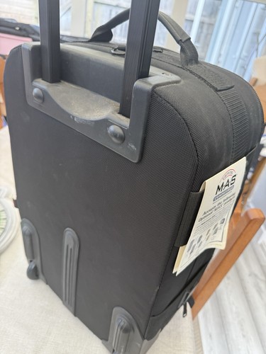 TAMRAC CAMERA SUITCASE WITH WHEELS AND HANDLE - Picture 5 of 10