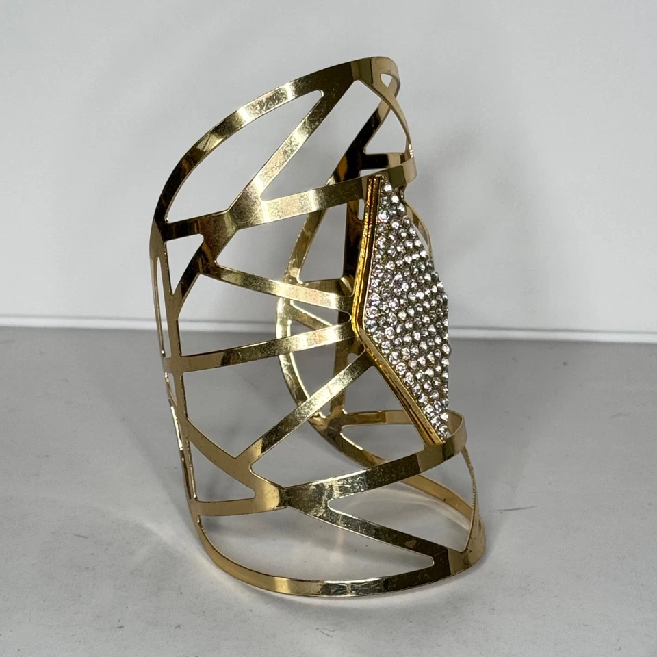 Brazalete ancho geométrico incrustado de cristal tono dorado Foto 4 de 4