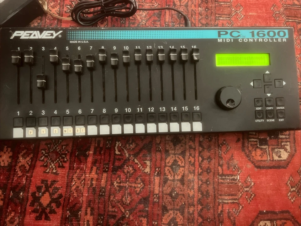 Peavey PC 1600 16-Fader Midi Controller und neuer Adapter enthalten. Lesen