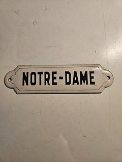 Ancienne Plaque émaillée Informative de Porte ' Notre Dame '