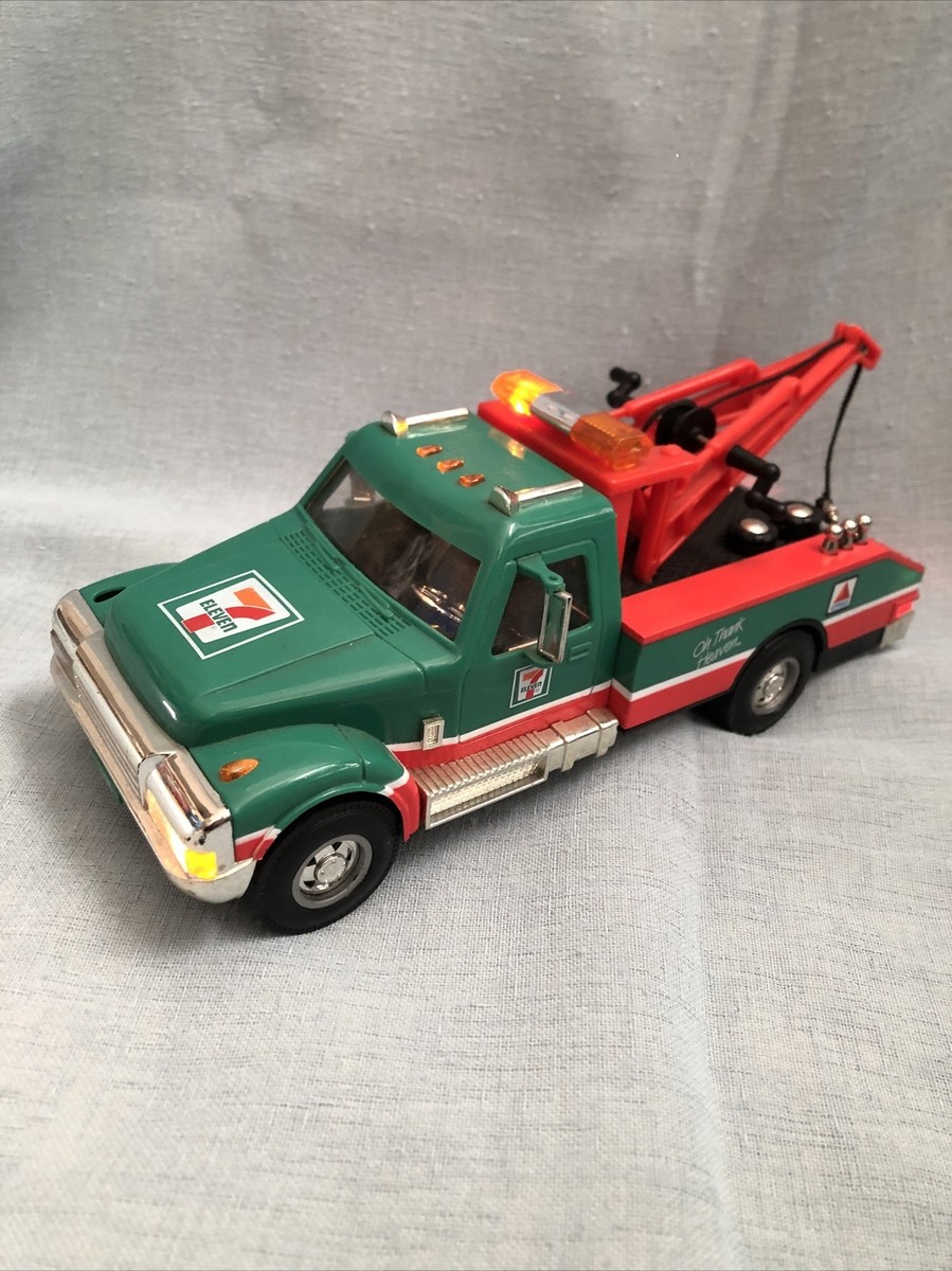 Vintage 1998 7-Eleven Toy Plastic Wrecker Tow Truck Toy Replica