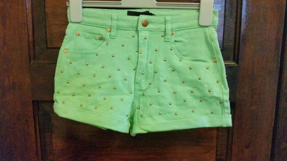 Pantalones Cortos Minkpink Para Mujer Cintura Mediana Alta Medalla Tachuelas Puños Pierna Como Nuevos Lindos Nuevos Foto 2 de 4