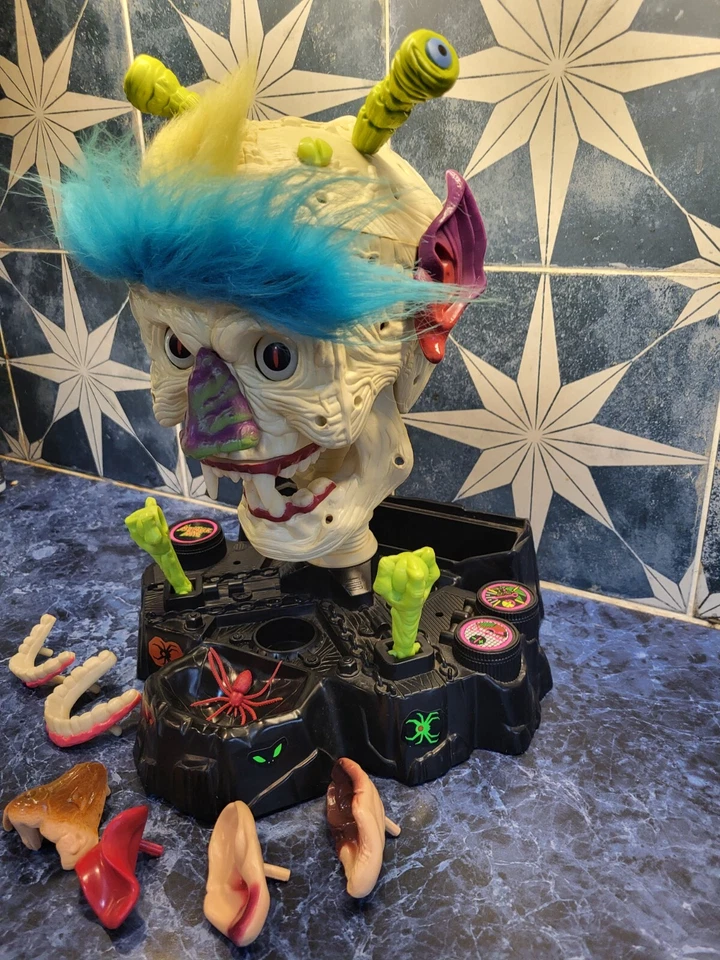 Rare Vintage Hasbro Monster Face Skull + 17 Parts Creepy Horror Game 1993 - Image 2 of 4
