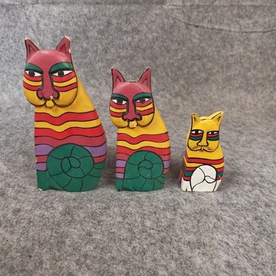 Bunte Katzen aus Holz bemalt (3) Laurel Burch Stil grün, gelb, rot, rosa