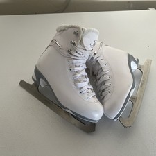 Jackson Ultima SoftSkate Womens/Girls Figure Skate, Size 8.25 White/Fleece