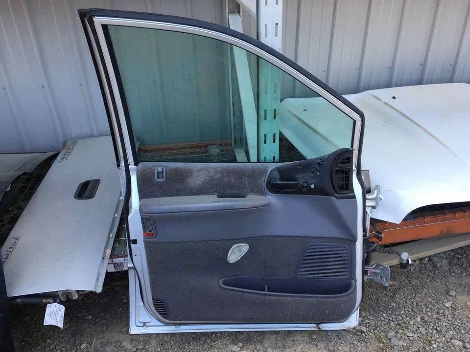 00 CHRYSLER TOWN CNTRY Front Door - Image 2 of 3